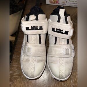 Size 3.5 Y Nike LeBron Soldier Black And White Strap Closer